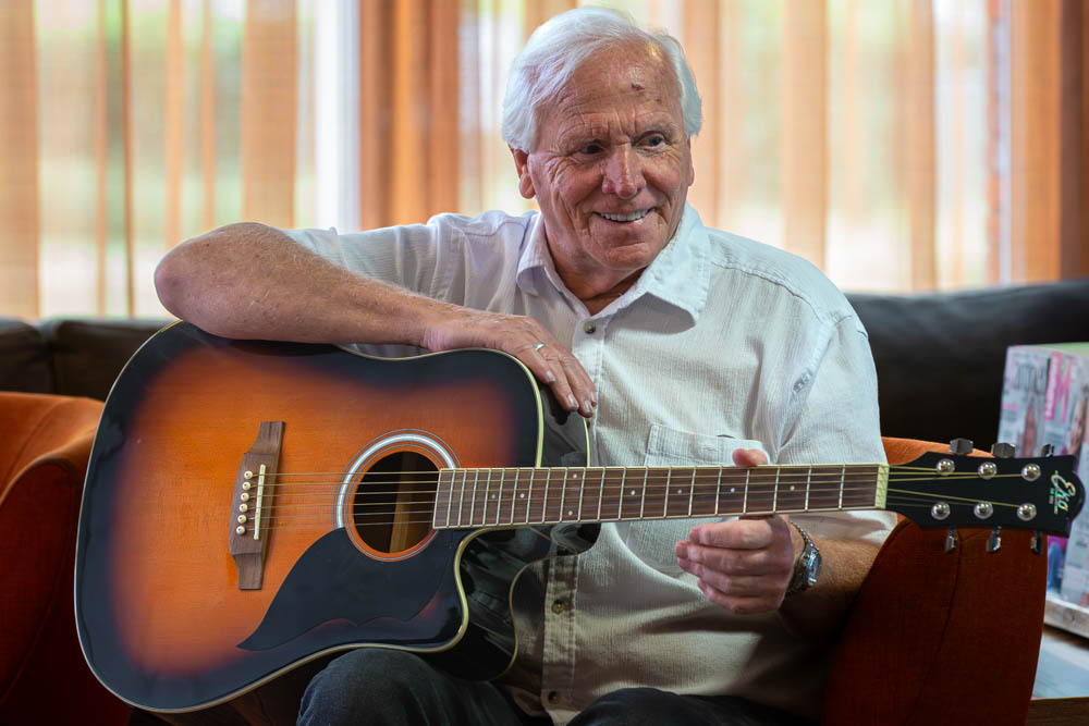 Portret van Arie met gitaar - MuzeRijk