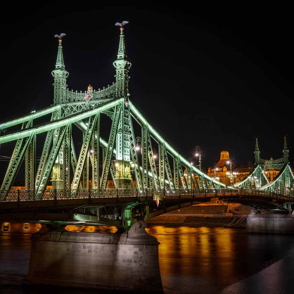 Verlichte Vrijheidsbrug in de avond in Boedpest