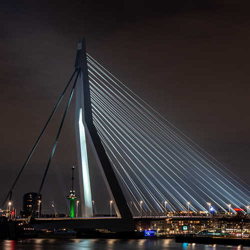 Verlichte brug “De zwaan” in een nacht in Rotterdam