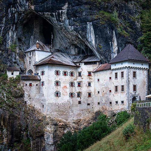 Predjama Castle - kasteel in een bergwand in Slovenië