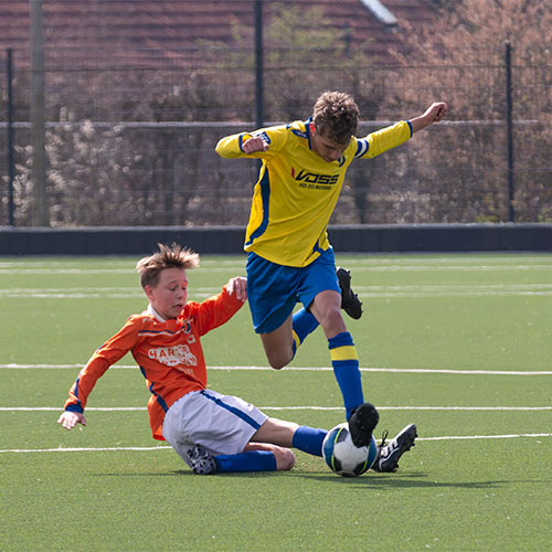 Twee voetballers in een duel